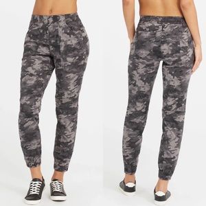 Spanx Stretch Twill Cargo Jogger Size Medium